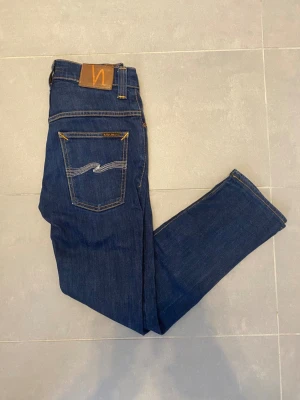 Nudie jeans thin finn  - Hej säljer ett par snygga nudie Jeans i modellen thin finn det är alltså en slim modell dom är in snygg blå färg med feta fades. Det är i storleken w27 L32 