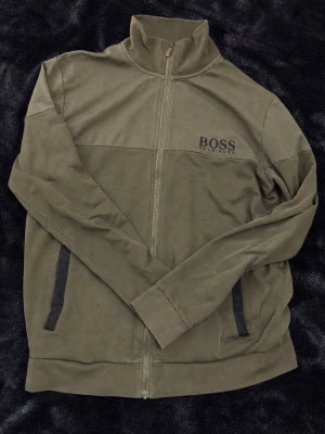 Herr tröja zip - Säljer denna Hugo Boss Zip tröja.   Den sitter bra och är skön, passar både till sommar ☀️ och höst 🍁.   Använt den ett fåtal gånger.   Skicka ett DM vid intresse! 😃