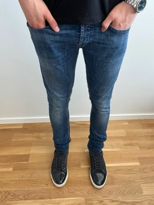 Dondup George  - Tja, säljer dessa tvär feta Dondup George i mycket fint skick med inga defekter! Längd 106, midja 41. hör av er vid fler frågor🤝