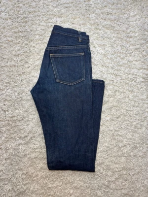 Mörkblå Selvedge denim APC jeans straight fit  - Skick: 10/10, helt nya| Storlek 27 vilket passar W28-W29