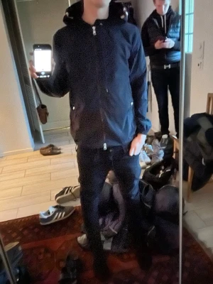 Marinblå Moncler windbreaker - Säljer en marinblå vindjacka från Moncler, st S och är i väldigt gott skick. 