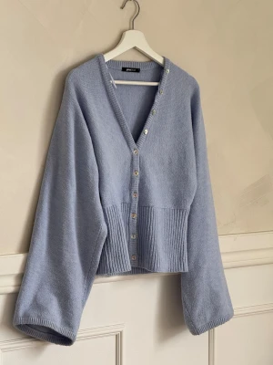 Gina Tricot fitted waist knitted cardigan - Jättefin blå fitted waist knitted cardigan i strl S från Gina Tricot🩵