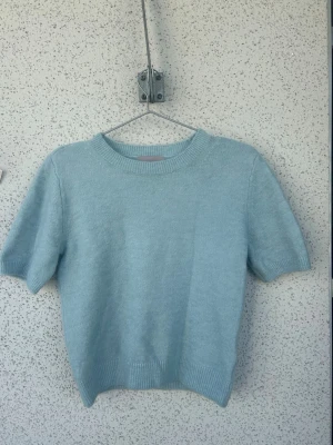 Stickad T-shirt  - Säljer denna jättefina stickade T-shirten som är använd någon enstaka gång💗 