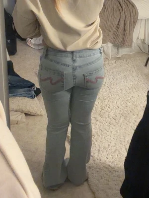 Ljusblå bootcut jeans med hål - Snygga jeans från Nelly i storlek 32💗