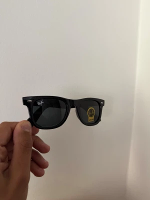 Svarta Ray-Ban Wayfarer solglasögon - Klassiska svarta Wayfarer solglasögon från Ray-Ban, modell RB2140-F. 