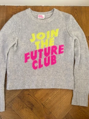  From Future tröja  - Så fin from future tröja i perfekt kvalité, så mjuk - perfekt nu till hösten! Säljer då jag tyvärr inte riktigt får användning för den. Står ingen storlek men skulle säga att den passar en XS/S beroende på hur tajt man vill att den ska sitta. 