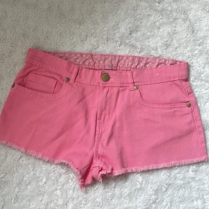 Rosa lågmidjade jeansshorts från Denim Co - Rosa lågmidjade jeansshorts i storlek 38, skulle passa storlek M, säljer då dem är lite stora, men dem är aldrig använda köpte på Plick med prislappen på, midjemått cirka 40-41cm😊🥰, skriv för fler bilder🌸