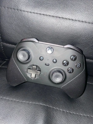 Xbox Elite Series 2 handkontroll - Säljer en svart Xbox Elite Series 2 handkontroll med gummerade grepp, justerbara spakar och paddlar på baksidan. Kontrollern har en robust känsla och är tillverkad i plast och metall för extra hållbarhet. Perfekt för dig som vill ta ditt spelande till nästa nivå.