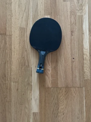 Pingisracket Stiga 5 stjärnigt  - Säljer ett pingisracket från Stiga. Handtaget är i trä med inplastat märke. Racketet är 5 stjärnigt alltså av högsta möjliga kvalite. Skicket är mycket bra, nästan aldrig använt.