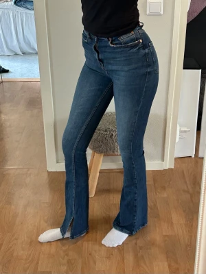 Jeans - Strl 32/34. Nypris 1 600 kr, säljer för 250 kr