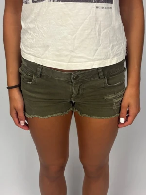 Sååå fina jeansshorts - Superfina och lågmidjade jeansshorts | Jättefint skick! | Jag är 168cm lång och väger 60kg | Midjebredd 39cm | Kontakta mig vid fler frågor eller funderingar!💗