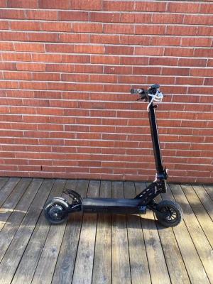 Elscooter g2 pro vmp - Elektrisk sparkcykel kukirin g2 pro  med robust ram i metall och breda däck för extra stabilitet. Perfekt för att ta sig runt snabbt.  Allt fungerar förutom att den inte har bromsar som kostar 400kr nya. Vänstra handtaget och sätta på knappen saknar skruv. Köpte den för några månader sedan för 5300kr. 25kmh.  Kan inte frakta finns att hämta i Karlstad. Du får med xod broms fram. Hör av dig vid frågor