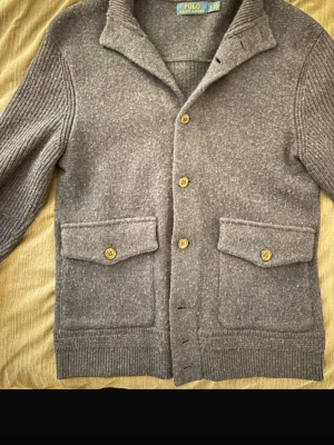 Ralph lauren cardigan  - Säljer nu den här riktigt snygga Ralph lauren cardiganen/koftan  och förmodligen bara du som kommer ha den, hör av er för frågor eller funderar storlek S pris 699