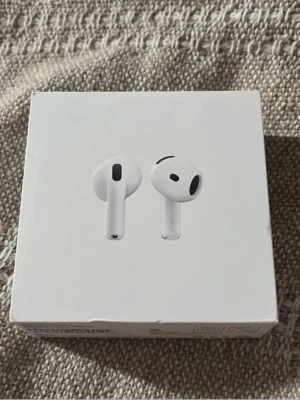 Apple AirPods 4 (2024) - Apple AirPods 4, modell A3050 A3053 A3058. Serienummer MJYN44NDJJ. Tillverkade 2024.  Köpta på inet.se för 1690kr, kvitto finns på min mail om man vill se. Fåtal märken på etuiet samt något repigt men inte mycket.   INTE ANC!!!!  Inköpt 2026/04/15   #appleairpods4 #appleairpods #airpods4 #airpods