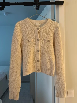 H&M kofta - Kofta från H&M med guldknappar