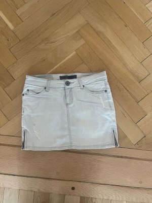 Lågmidjad jeanskjol!  - Jätte fin jeanskjol i en grå färg med coola fickor! Inga defekter, midjemåttet - 37 cm, längdfram ~ 31 cm 💕💕