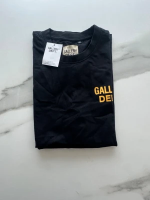 Gallery Dept T-shirt - Svart Gallery Dept. T-shirt i storlek M. Helt ny med tags! Kom vid funderingar eller med prisförslag 😊