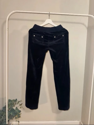 Juicy Couture byxor i mörkblå sammet - Saknar snöre och litet brännmärke (se bild)