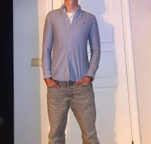 Ljusblå skjorta från Ralph Lauren  - Ljusblå skjorta från Ralph Lauren i storlek S. Fint skick till ett bra pris. Nypris: 1995kr. Mitt pris: 299kr.                  Vid frågor eller funderingar, tveka inte att höra av dig.