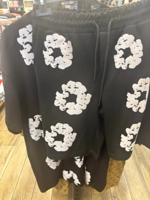 Svart set med blommor  - Svart set med blommor helt nytt och använt nytt skick storlek M