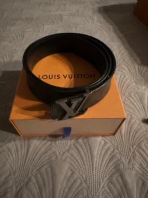  Louis Vuitton bälte - Säljer denna snygga Louis Vuitton bälte storlek 90, köpt i Louis Vuitton butik 28-06-2020/kvitto finns!! Bältet är knappt använd 3-5 gånger max, box, dustbag kommer med, riktigt snygg bälte som går att matcha med massor av olika stilar.