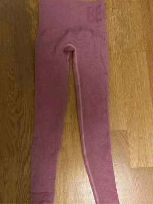 Rosa leggings  - Superfin med scrunch på rumpan