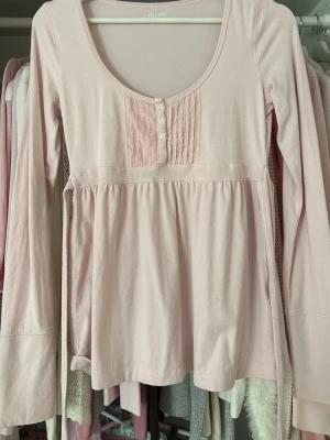 Ljusrosa babydoll från Hollister - Suprsöt babydoll topp from Hollister i strl S! Har tecken på användning så som urtvättad och fläckar. 