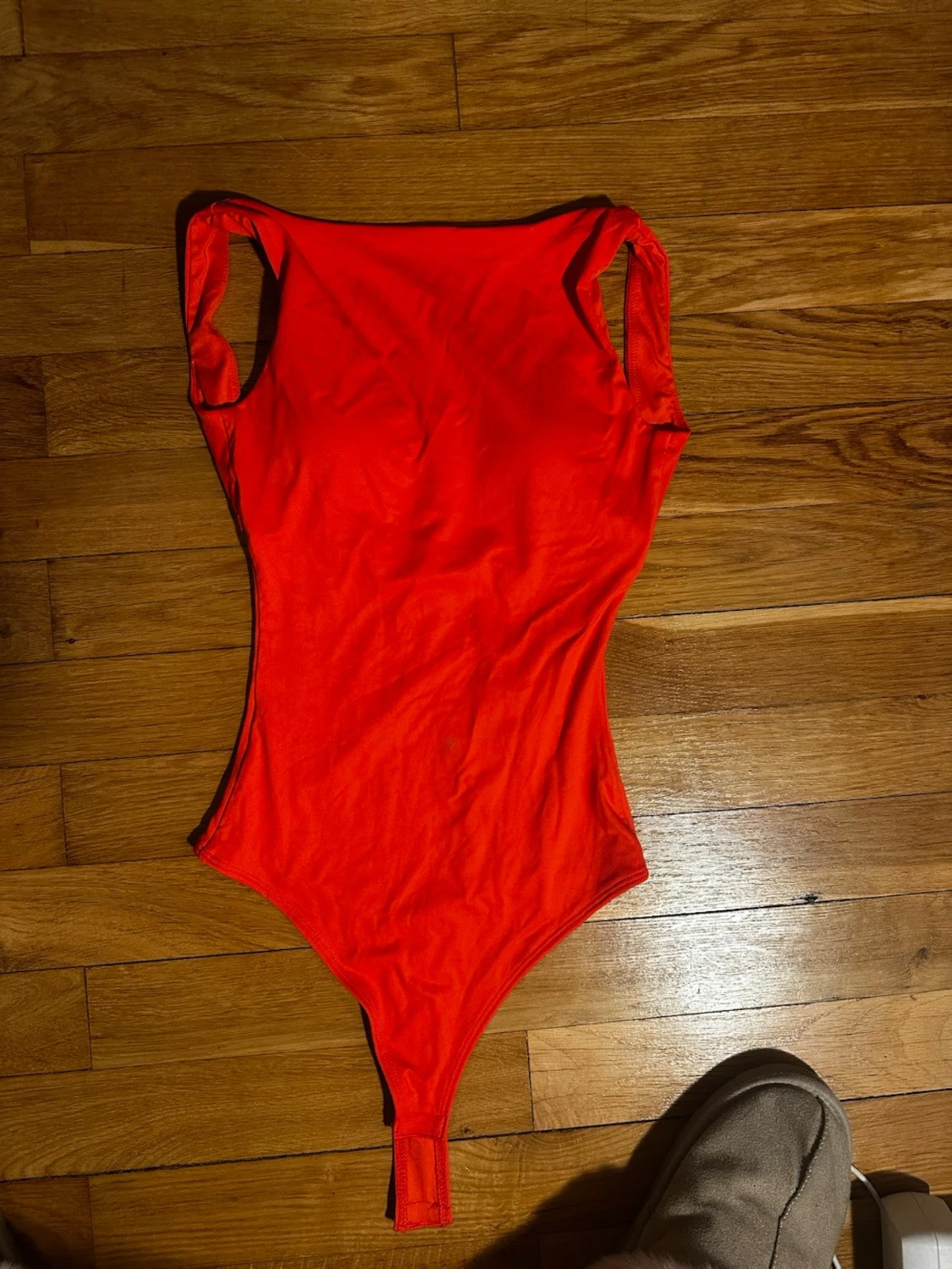 Röd ärmlös topp i stretchtyg