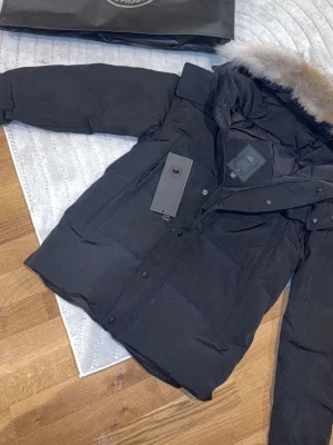 Svart dunjacka med päls - Svart jacka med jätte fin päls perfekt skick om ni är intresserade bara o skriva 