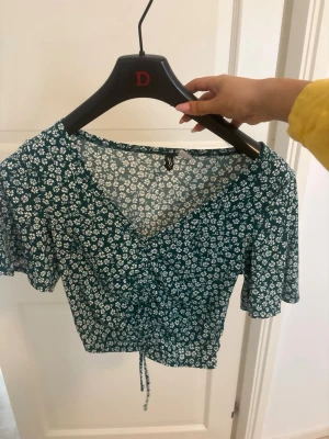 Somrig croptop från HM - Mörkgrön/vit croptop från HM, kommer inte till användning så säljer, stl: XS/S, kvalitet som ny.