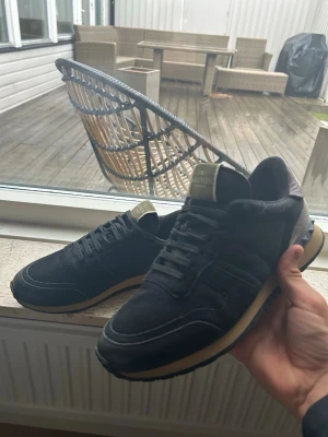 Valentino rockrunners - Feta rockrunners från valentino. Skicket på skorna är riktigt bra då det inte finns några defekter och några få slitningar. Skorna är i den italienska storleken är 39,5 som motsvarar 40,5. Startpriset är 1299 men kan diskuteras😁😁