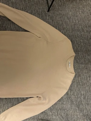 Beige tröja  - Stilren beige tröja från ZARA med rund halsringning och långa ärmar. Tillverkat i mjukt skönt material - en fin tröja för en bilig peng!                    Nypris 800kr