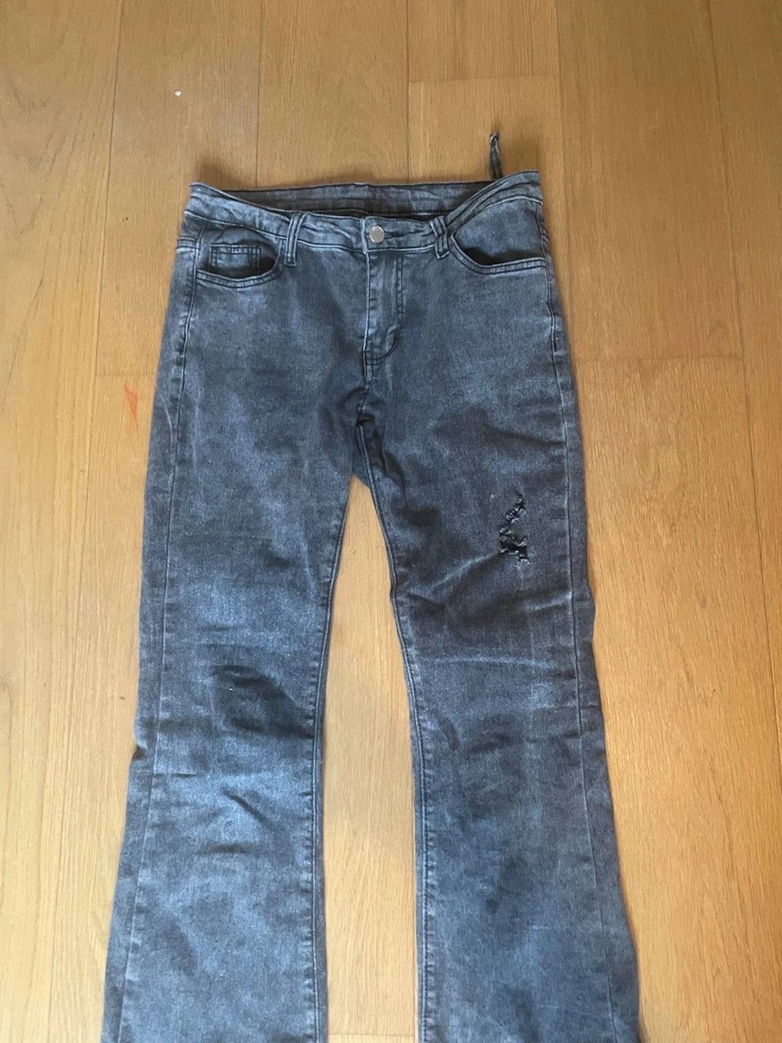 Grå jeans