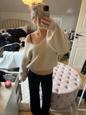 Stickad tröja  - Stickad tröja med öppen rygg