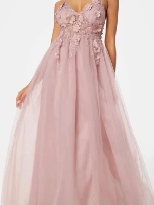 Rosa balklänning  - Jättefin rosa balklänning med tunna axelband och v-ringning. Överdelen är dekorerad med 3D-blommor och spetsdetaljer. Kjolen är i flera lager av tunn tyll som ger extra volym . Mycket bra skick med inga tecken på användning eftersom den är bara använd en gång. För referens är jag 160cm.  Skriv gärna för fler mått och bilder. Priset kan diskuteras.