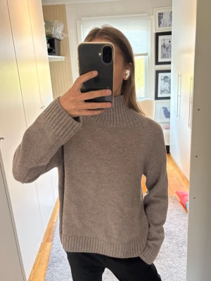 Beige stickad polotröja - Mysig beige stickad polotröja 