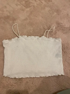 Cropped linne vit - Säljer en croppad linne i vit från shein. Strl M. Säljer den billigt