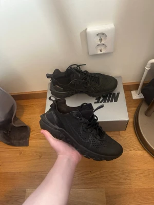 Svarta Nike React sneakers - • säljer ett par snygga Nike React skor 🙌. • använda men är i gott skick✅.                                    • 100% äkta.                                                                        • ordinarie pris: 1599kr!