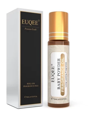  Baby Powder Fragrance Oil - Roll-on parfymolja  med doft av baby powder. Flaskan är brun med guldfärgat lock och etikett i vitt och guld. Innehåller 10 ml olja, alkoholfri och utan starka kemikalier. Smidig att ta med och enkel att applicera tack vare roll-on formatet.