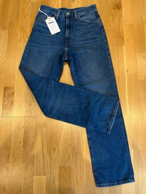 Levis jeans - Säljer ett par klassiska Levi’s 501 i riktigt snygga. Den ikoniska modellen med rak passform som aldrig går ur stil.  • Modell: Levi’s 501 Original• Storlek: W30 L32• Passform: Rak / straight fit• Färg: Klassisk blå denim med vintage känsla• Skick: Mycket fint skick  Perfekta jeans som funkar till allt – sneakers, boots eller loafers.501 är Levi’s mest tidlösa modell och sitter riktigt snyggt både uppklädd och casual.  Nypris runt 3000 kr i butik. 