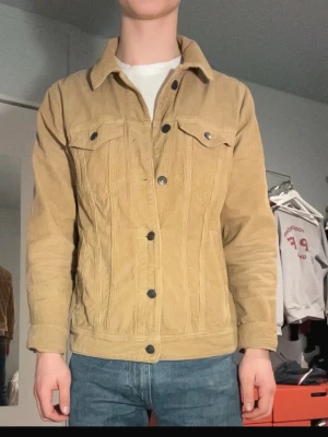  Manchester jacka från Abercrombie - Beiga courdoroy/Manchester jacka från Abercrombie & Fitch i klassisk modell. 