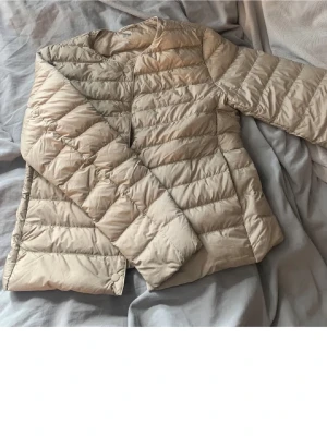 Beige dunjacka från Uniqlo XS - Säljer min beiga tunna dunjacka. Pris kan diskuteras!