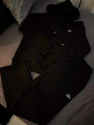 Alo black baggy tracksuit hoodie and pants set S - ✅ Perfect condition  – Brand new, never worn  💯 100% Authentic products only 📦 Fast shipping ♻️ Shop sustainably, look sharp.  REMINDER: Items can be used and please note that we only resell used clothes we buy online (some are brand new).   We will always tell our customers before buying if item has stains or is damaged. Returning is always possible  Bought in here. If you have anything authentic to sell, let us know because we also buy and sell on here🙂  Thank you!