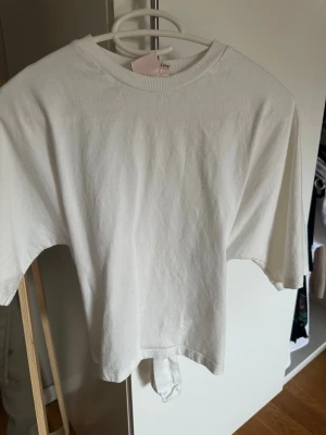 Vit topp med knyt - Superfin tröja köpt förra sommaren och använd max 2 gånger!!💞