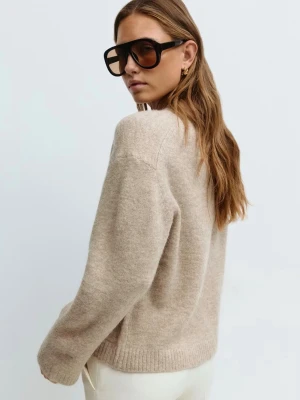 beige stickad tröja - helt oanvänd tröja, säljer för 400 då den är helt ny och helt slutsåld i alla storlekar men accepterar bud❣️