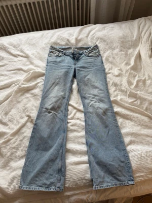 Weekday jeans - Säljer ett par ljusblå bootcut jeans med låg midja och klassiska fem fickor. Jeansen har en lätt tvättad look och vida ben. Modellen heter Nova Low Slim Bootcut Jeans och är i storleken W 28 L 34. Använt några gånger men passar tyvärr inte 🩷