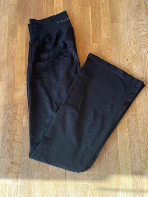 Ribbade flare tights från Röhnisch  - Fina ribbade flare byxor från Röhnisch🌸 Använd fåtal gånger🌟Perfekt för gymmet eller bara ett bekvämt för att ha på när som. Pris kan diskuteras och skicka bara ifall ni vill ha mer bilder🌼
