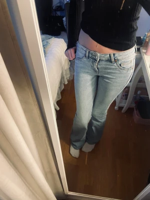Ljusblå bootcut jeans - Ljusblåa low waist jeans från H&M Divided i storlek 34. 