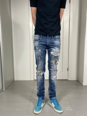 Replay Anbass Jeans - Säljer nu dessa Replay Anbass Jeans med snygga slitningar i populär design, skriv för fler bilder/frågor🙌🏼