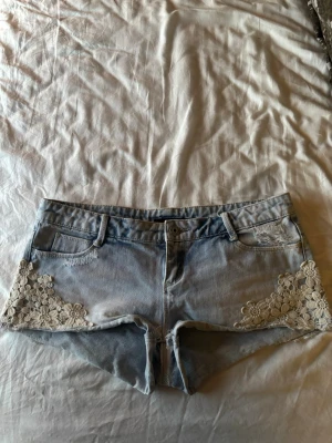 Lågmidjade jeansshorts  - Säljer dessa jättesnygga Lågmidjade jeansshorts från Tally Weijl med fina detaljer på sidorna. Midjemått tvärs över är 42cm. Kom privat för fler bilder eller frågor❤️ Priset går absolut att diskutera!